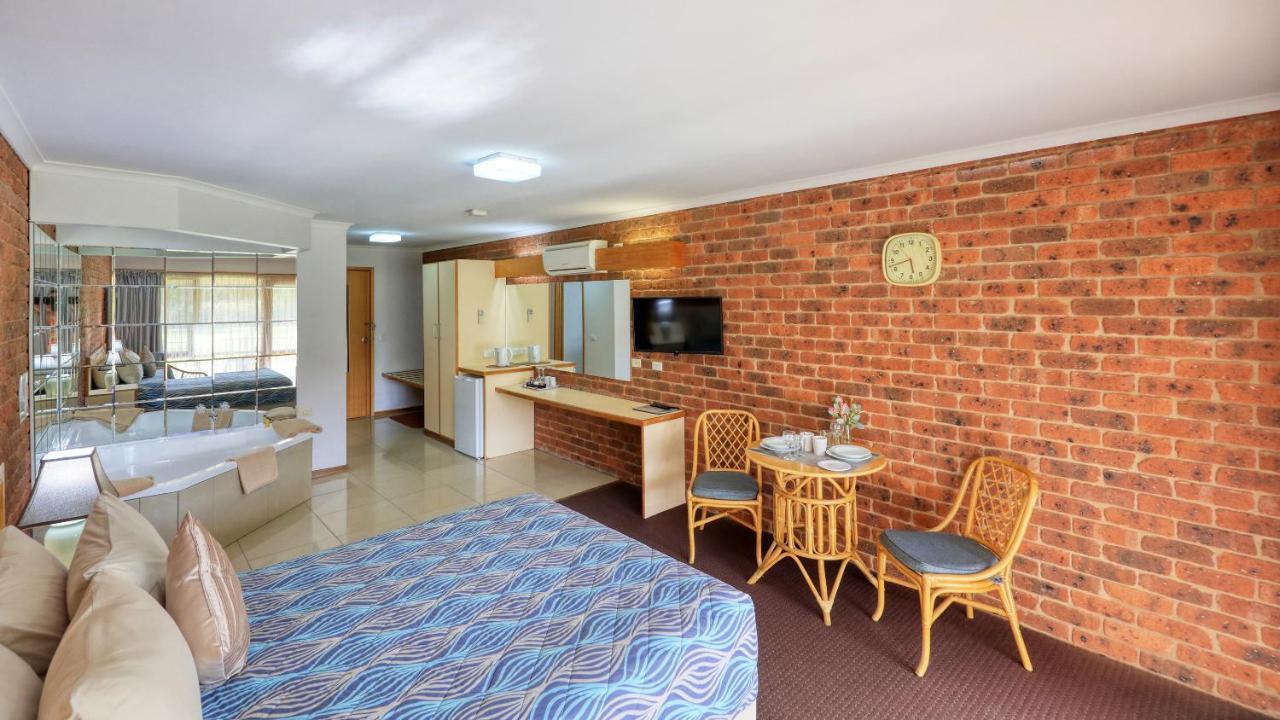 Tooleybuc Club Motor Inn Ngoại thất bức ảnh